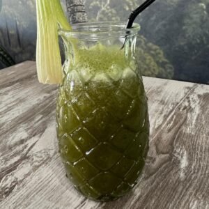 Cafetería Tanka's en Huelva - Zumo verde detox con apio servido en jarra de cristal