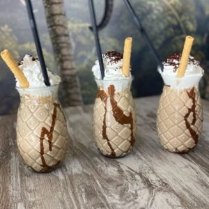 Frappé de café con nata montada, topping de chocolate y barquillo crujiente