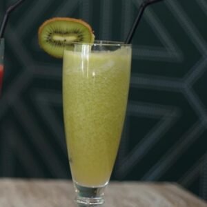 Zumo natural de manzana, mango y kiwi decorado con rodaja de kiwi