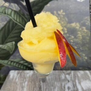 Margarita Frozen de mango con decoración de fruta fresca