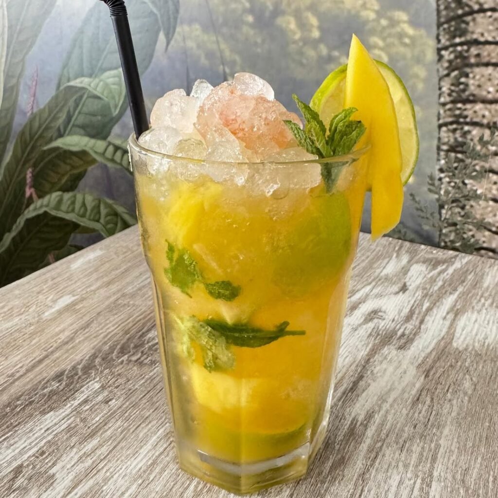 Mojito natural con mango, hierbabuena y hielo picado servido en vaso alto