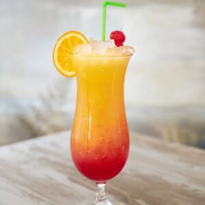 Cóctel San Francisco con hielo picado, naranja y cereza