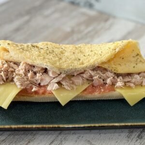 Cafetería Tanka's en Huelva - Bocadillo completo con tortilla, atún, queso y tomate natural