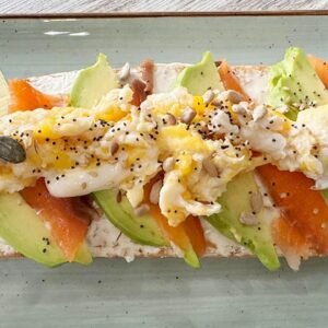 Tosta marinera con salmón ahumado, aguacate, huevo revuelto y semillas