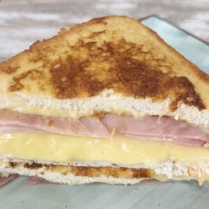 Sándwich bikini con jamón cocido y queso fundido en pan tostado