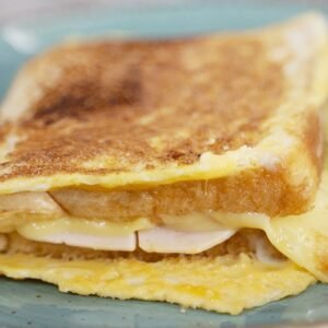 Sándwich de tortilla de patatas con pan tostado y queso fundido