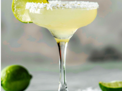 Cóctel margarita con sal en el borde y lima fresca de decoración