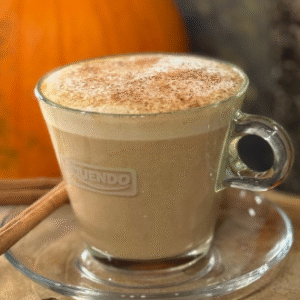 Pumpkin spice latte con canela en taza de cristal