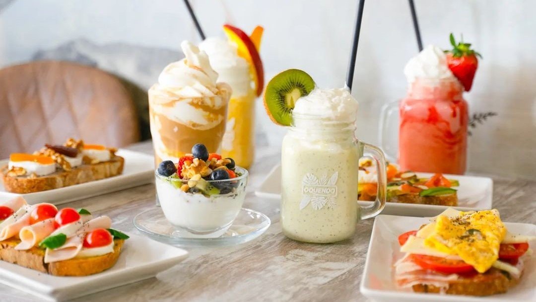 Desayuno saludable con batidos naturales, yogur con frutas y tostadas gourmet en Tanka’s La Boutique del Café, Huelva.