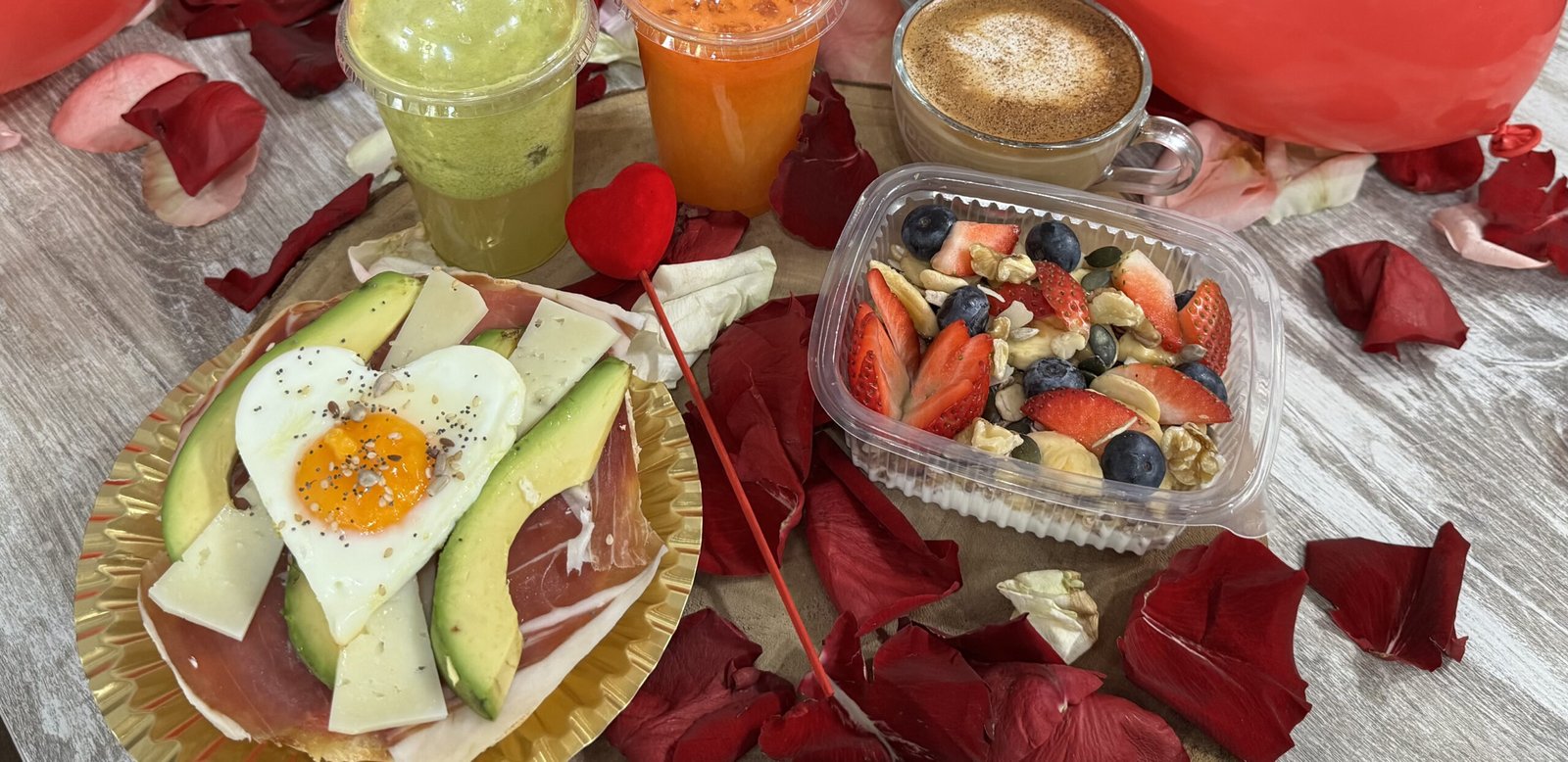 Desayuno romántico con tostada de aguacate, huevo en forma de corazón, yogur con frutas y café en Tanka’s La Boutique del Café, Huelva.
