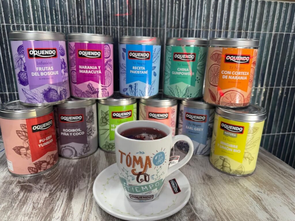 Selección de infusiones y tés Oquendo servidos en taza, variedad de sabores naturales y premium