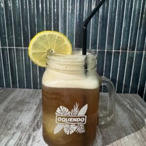 Té frío de limón servido con hielo y rodaja de limón en tarro de cristal Oquendo