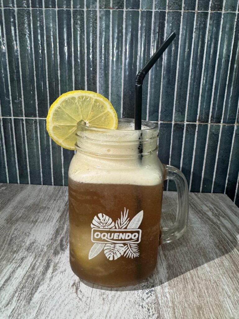 Té frío de limón servido con hielo y rodaja de limón en tarro de cristal Oquendo