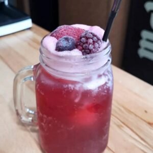 Té frío de frutas del bosque bajo en azúcares con frutos rojos y hielo