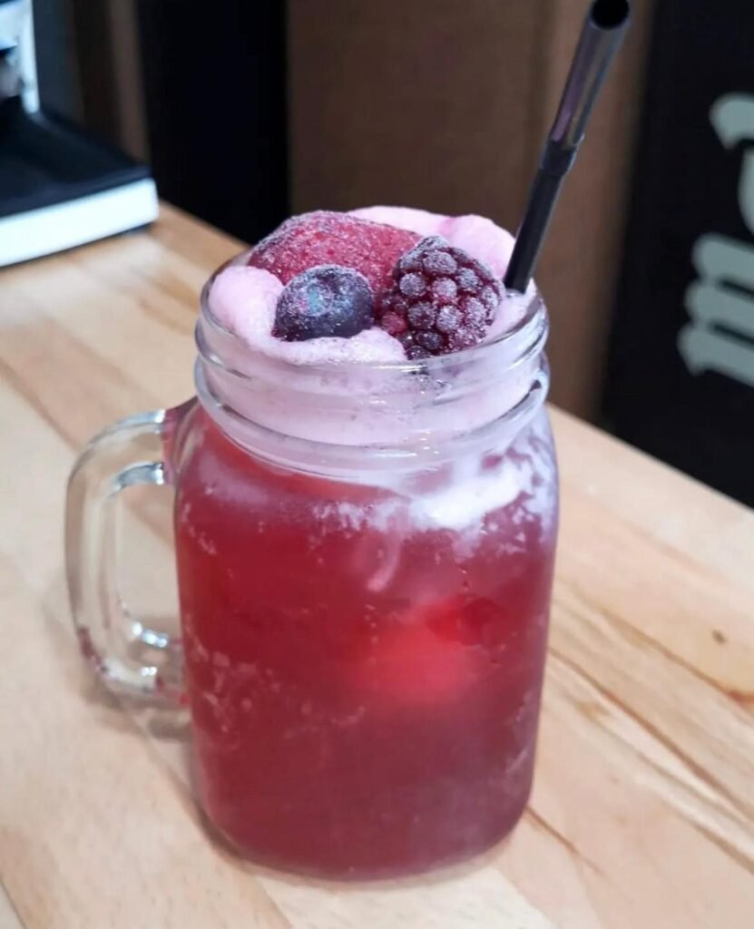 Té frío de frutas del bosque bajo en azúcares con frutos rojos y hielo