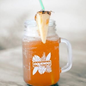 Té frío de piña colada bajo en azúcares servido con hielo en Cafetería Tanka’s