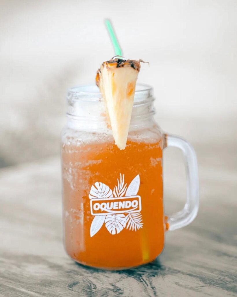 Té frío de piña colada bajo en azúcares servido con hielo en Cafetería Tanka’s
