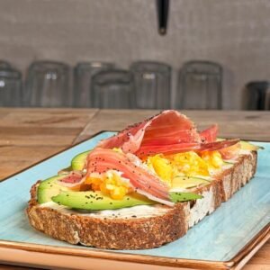 Tostada La Presidenta con pan de pueblo, camembert, aguacate, huevo revuelto y jamón ibérico