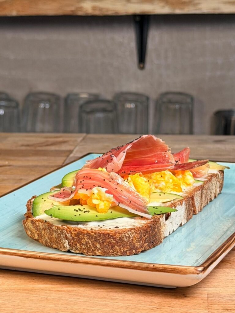 Tostada La Presidenta con pan de pueblo, camembert, aguacate, huevo revuelto y jamón ibérico