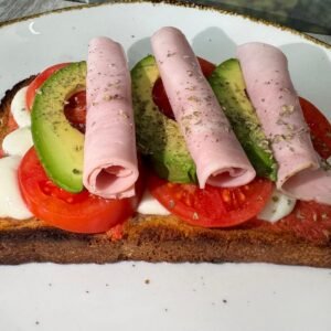 Tostada Tentación Italiana con aguacate, mozzarella, tomate y jamón cocido sobre pan de tomate y orégano