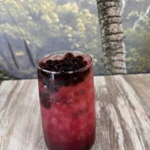 Bubble tea frutas del bosque con perlas de tapioca y hielo picado