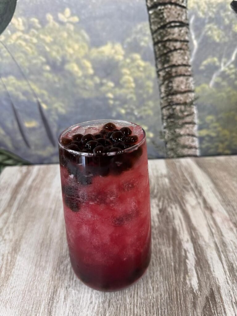 Bubble tea frutas del bosque con perlas de tapioca y hielo picado