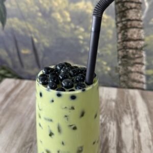 Bubble tea matcha con perlas de tapioca y hielo picado.