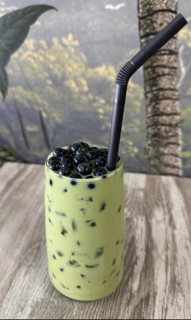 Bubble tea matcha con perlas de tapioca y hielo picado.