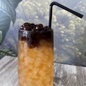Bubble tea de piña con perlas de tapioca y hielo picado