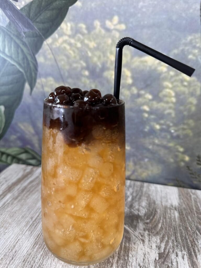 Bubble tea de piña con perlas de tapioca y hielo picado