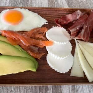 Batido de fresa y plátano natural con fruta fresca en vaso alto