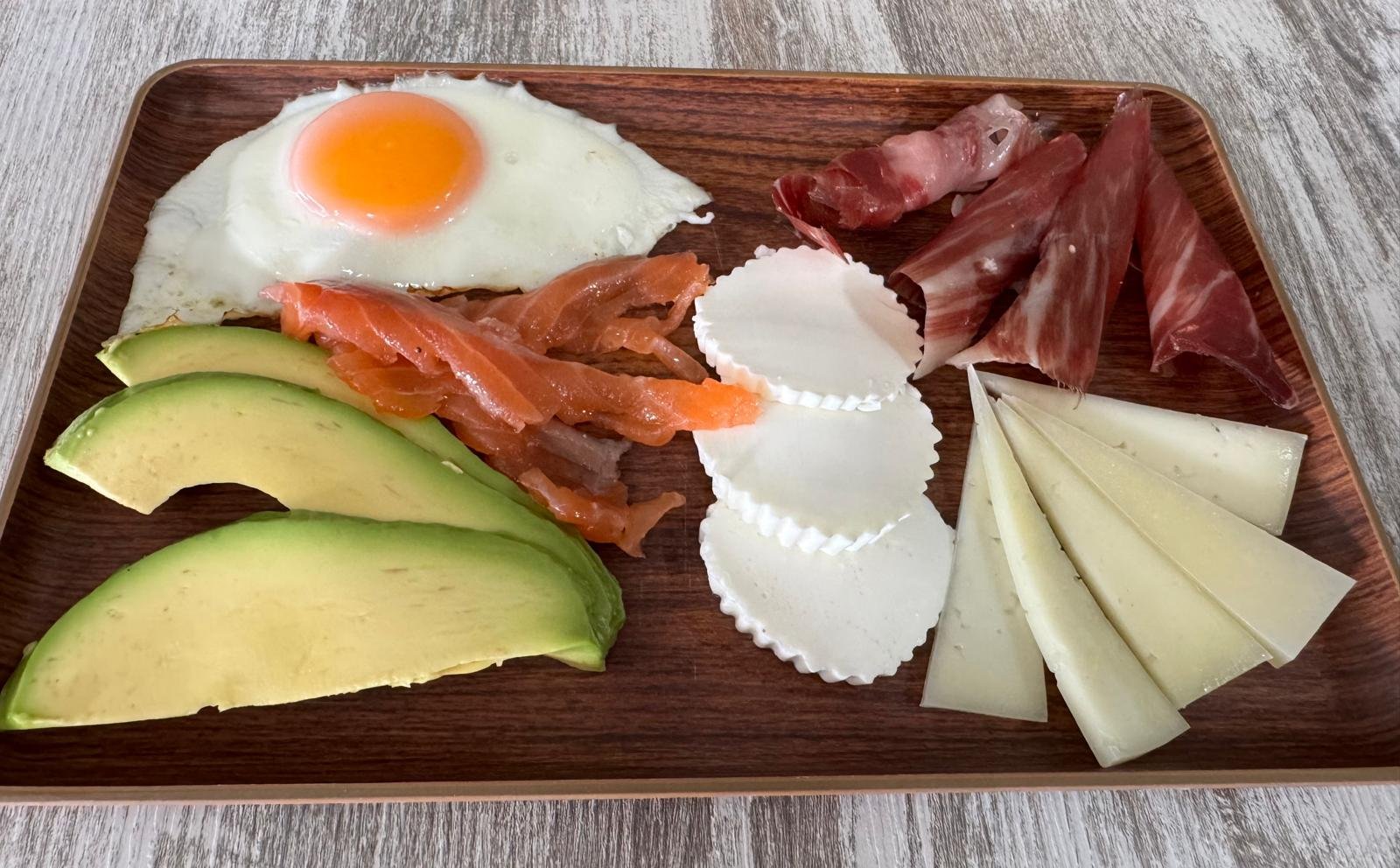 Batido de fresa y plátano natural con fruta fresca en vaso alto