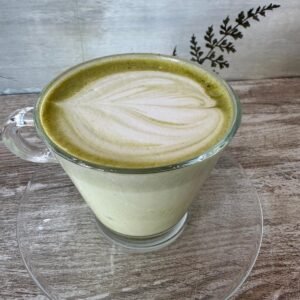 Té matcha de vainilla 100% orgánico en taza de cristal con espuma cremosa