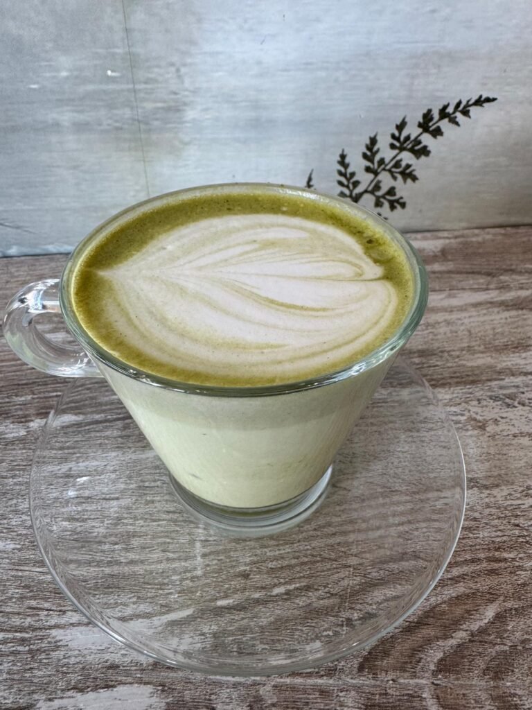 Té matcha de vainilla 100% orgánico en taza de cristal con espuma cremosa