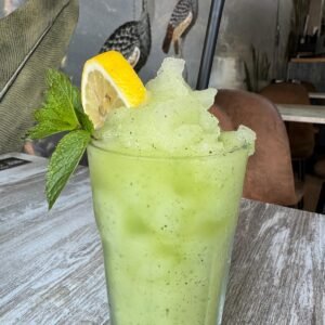 Limonada Frozen con limón, hierbabuena y miel servida en Tanka's La Boutique del Café en Huelva.