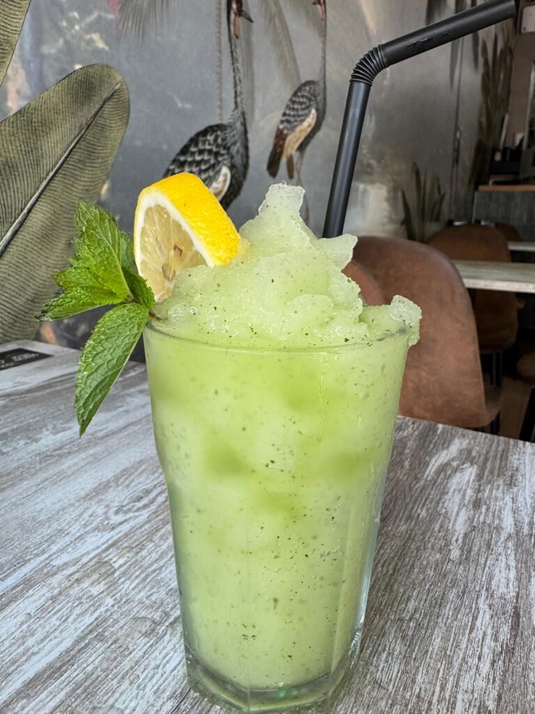 Limonada Frozen con limón, hierbabuena y miel servida en Tanka's La Boutique del Café en Huelva.