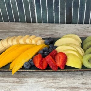 Plato de fruta fresca personalizable con mango, plátano, kiwi, manzana, fresas y arándanos en Tanka's La Boutique del Café en Huelva.