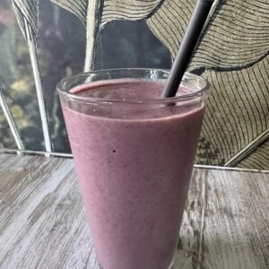 Batido de açaí, mango, melocotón y plátano