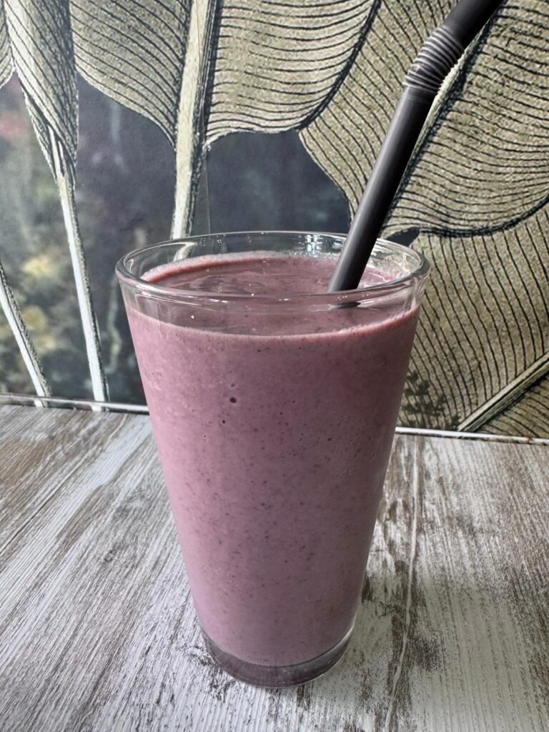 Batido de açaí, mango, melocotón y plátano
