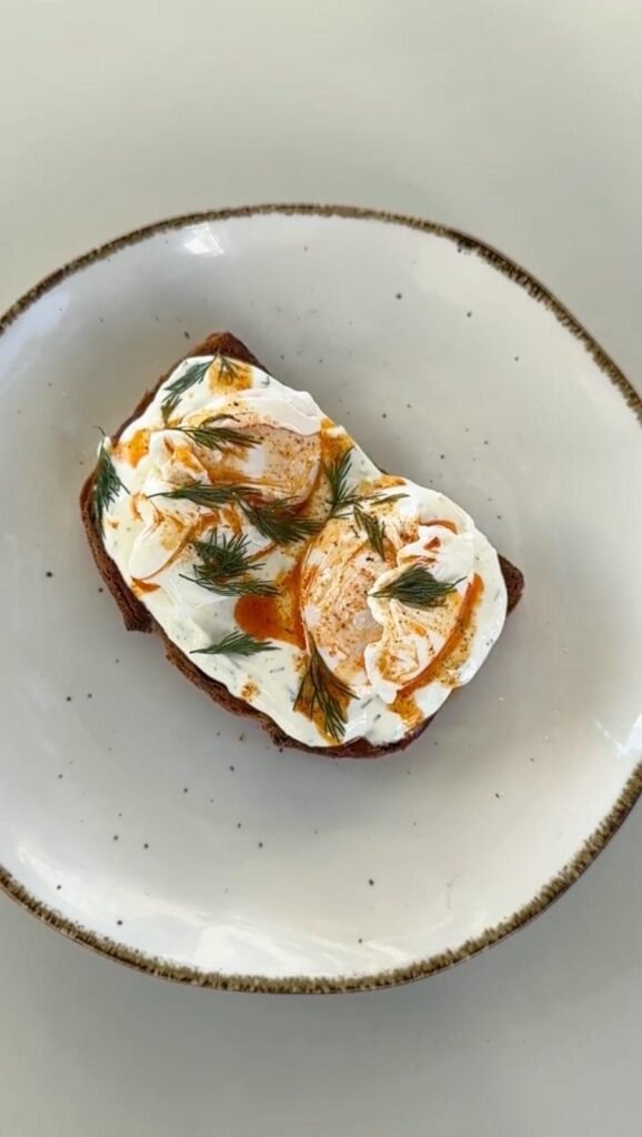 Huevos Turcos con yogur griego, huevos poché, eneldo y pimentón en Tanka’s