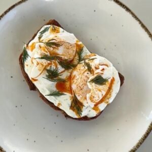 Huevos Turcos con yogur griego, huevos poché, eneldo y pimentón en Tanka’s